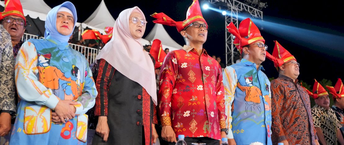 Penjabat Gubernur Sulsel, Prof Zudan Arif Fakrulloh didampingi Pj Ketua TP PKK Sulsel Ninuk Triyanti Zudan, menghadiri Opening Ceremony Festival F8 Makassar, di Anjungan Pantai Losari, Rabu malam, 24 Juli 2024.