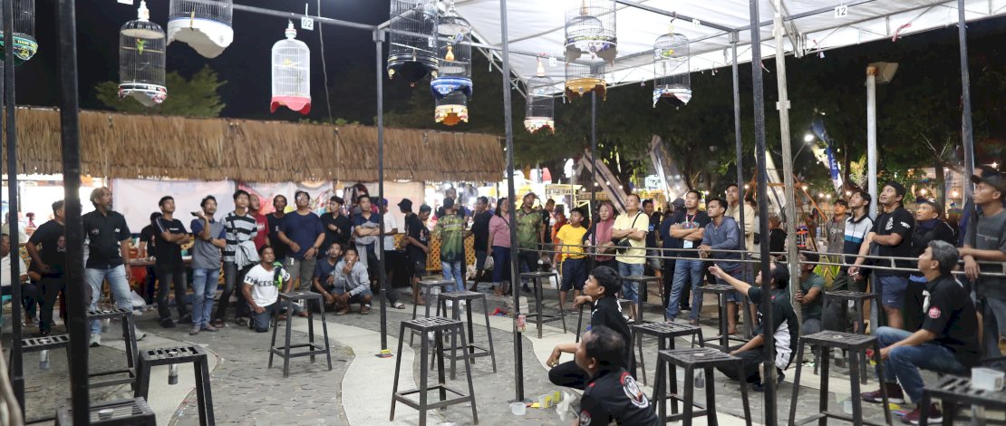 Komunitas Kicau Mania turut memeriahkan F8 Makassar di Pantai Losari Makassar.( (Humas Pemkot Makassar)