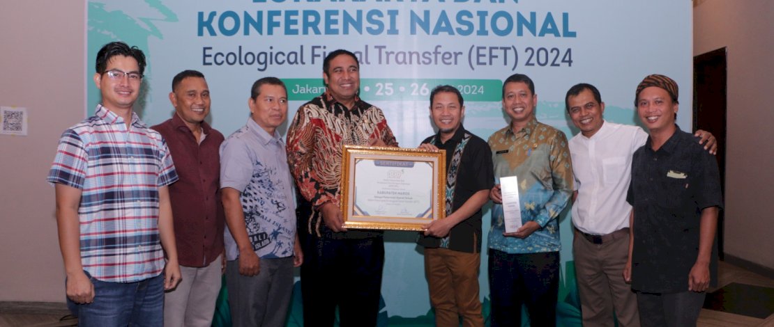 Direktur Tata Kelola Lingkungan Hidup The Asian Foundation, R Alam Surya Putra menyerahkan penghargaan kepada Bupati Maros, Chaidir Syam, di Jakarta, Jumat, 26 Juli 2024.