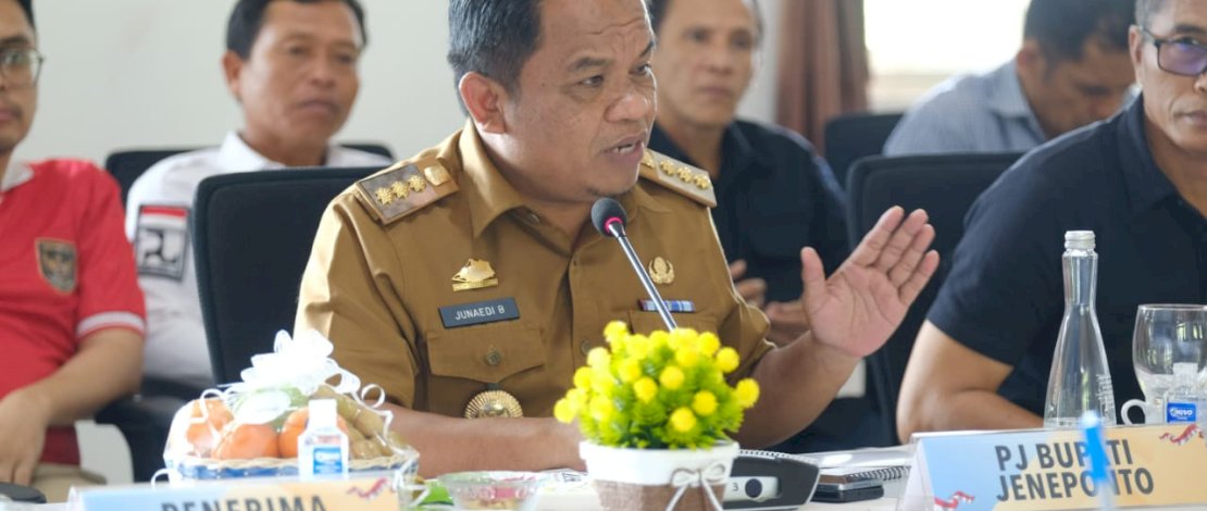 Pj Bupati Jeneponto, Junaedi Bakri, mengadakan pertemuan dengan Direktur Bendungan dan Danau Kementerian Pekerjaan Umum dan Perumahan Rakyat (PUPR), Adenan Rasyid, didampingi Kepala Balai Besar Wilayah Sungai Pompengan Jeneberang, Jumat, 26 Juli 2024.
Pj Bupati Jeneponto, Junaedi Bakri, mengadakan pertemuan dengan Direktur Bendungan dan Danau Kementerian Pekerjaan Umum dan Perumahan Rakyat (PUPR), Adenan Rasyid, didampingi Kepala Balai Besar Wilayah Sungai Pompengan Jeneberang, Jumat, 26 Juli 2024.