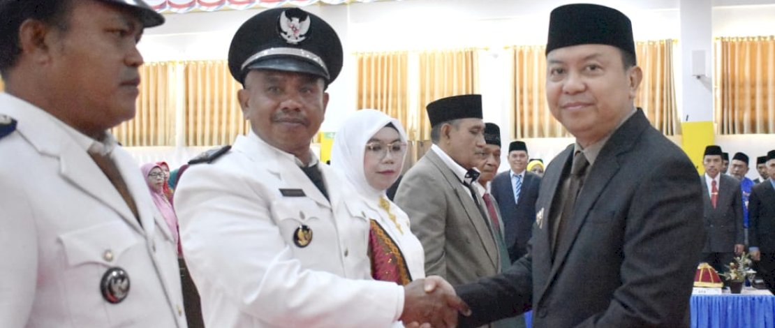 Basli Ali mengukuhkan perpanjangan masa jabatan Kepala Desa dan Anggota BPD se Daratan Kepulauan Selayar, di Ruang Pola Kantor Bupati pada Jumat, 26 Juli 2024.
Basli Ali mengukuhkan perpanjangan masa jabatan Kepala Desa dan Anggota BPD se Daratan Kepulauan Selayar, di Ruang Pola Kantor Bupati pada Jumat, 26 Juli 2024.