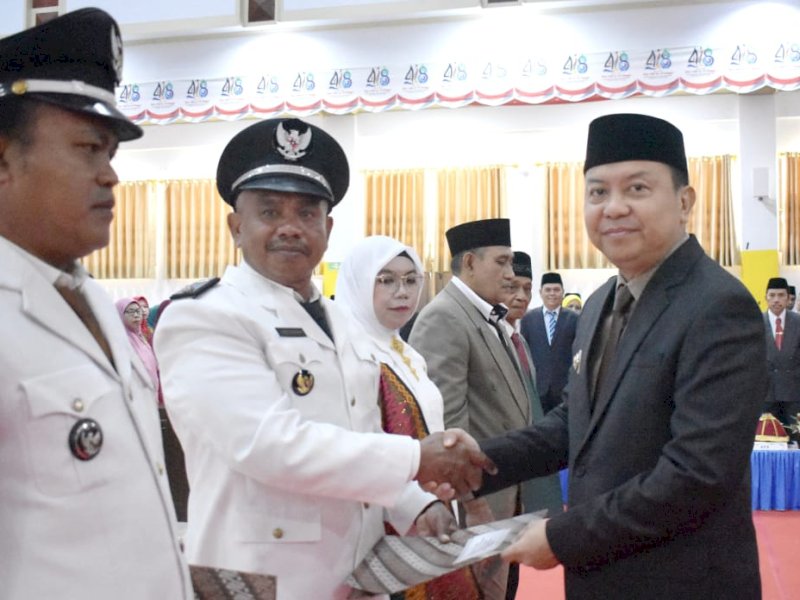 Beri Arahan pada Pengukuhan Masa Jabatan 38 Kades, Bupati Basli Ali Tekankan Jangan Sok Pintar