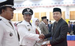 Beri Arahan pada Pengukuhan Masa Jabatan 38 Kades, Bupati Basli Ali Tekankan Jangan Sok Pintar