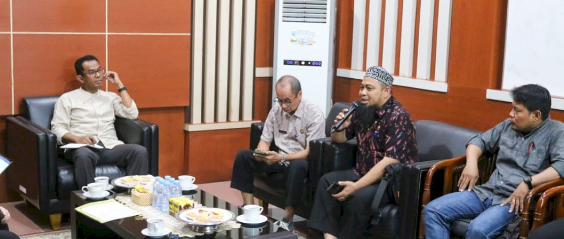 Penjabat Bupati Takalar, Setiawan Aswad, menghadiri Rapat Koordinasi Badan Usaha Milik Daerah (BUMD) yang berlangsung di Ruang Rapat Pimpinan Kantor Bupati Takalar, Jumat, 26 Juli 2024. Penjabat Bupati Takalar, Setiawan Aswad, menghadiri Rapat Koordinasi Badan Usaha Milik Daerah (BUMD) yang berlangsung di Ruang Rapat Pimpinan Kantor Bupati Takalar, Jumat, 26 Juli 2024.