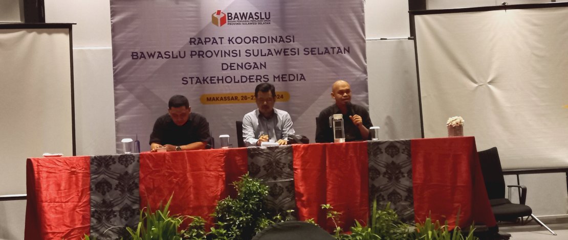 Komisioner Bawaslu Sulsel Alamsyah (tengah) saat Rakor di Novotel Hotel Makassar.