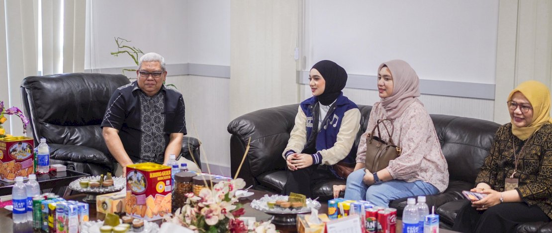 Universitas Negeri Makassar (UNM) menjadi tuan rumah penyelenggara audisi Indonesian Idol 2024 selama dua hari, mulai tanggal 26 - 27 Juli 2024. Universitas Negeri Makassar (UNM) menjadi tuan rumah penyelenggara audisi Indonesian Idol 2024 selama dua hari, mulai tanggal 26 - 27 Juli 2024.