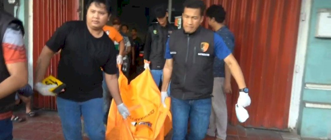 Naas nasib seorang santri berinisial ZK di Kota Makassar. Remaja berusia 16 tahun itu tewas usai terjatuh dari lantai empat atap sebuah toko. Naas nasib seorang santri berinisial ZK di Kota Makassar. Remaja berusia 16 tahun itu tewas usai terjatuh dari lantai empat atap sebuah toko.