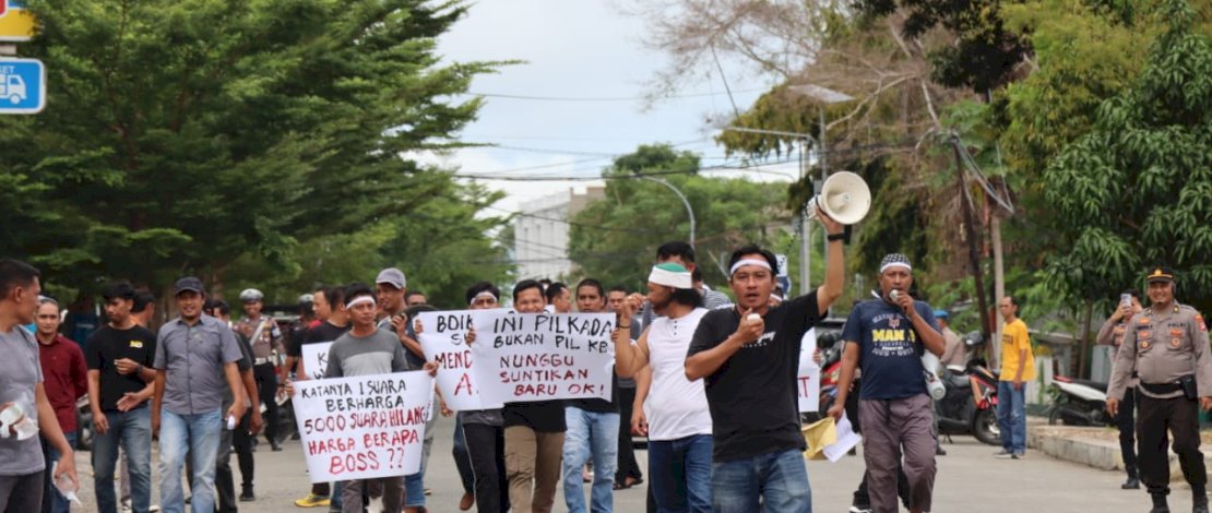 simulasi Sistem Pengamanan Kota (Sispamkota) yang dilaksanakan di Halaman Gedung Komisi Pemilihan Umum (KPU) Kepulauan Selayar di Jl. Jenderal Ahmad Yani, Kota Benteng Selayar. simulasi Sistem Pengamanan Kota (Sispamkota) yang dilaksanakan di Halaman Gedung Komisi Pemilihan Umum (KPU) Kepulauan Selayar di Jl. Jenderal Ahmad Yani, Kota Benteng Selayar.