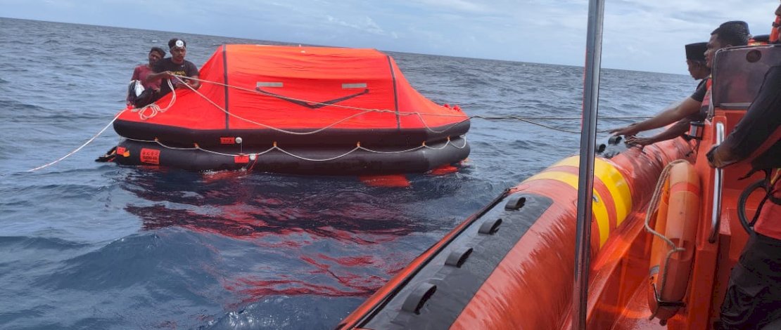 Tim Rescue SAR Selayar mengevakuasi dua ABK KM Banawa. (IST)