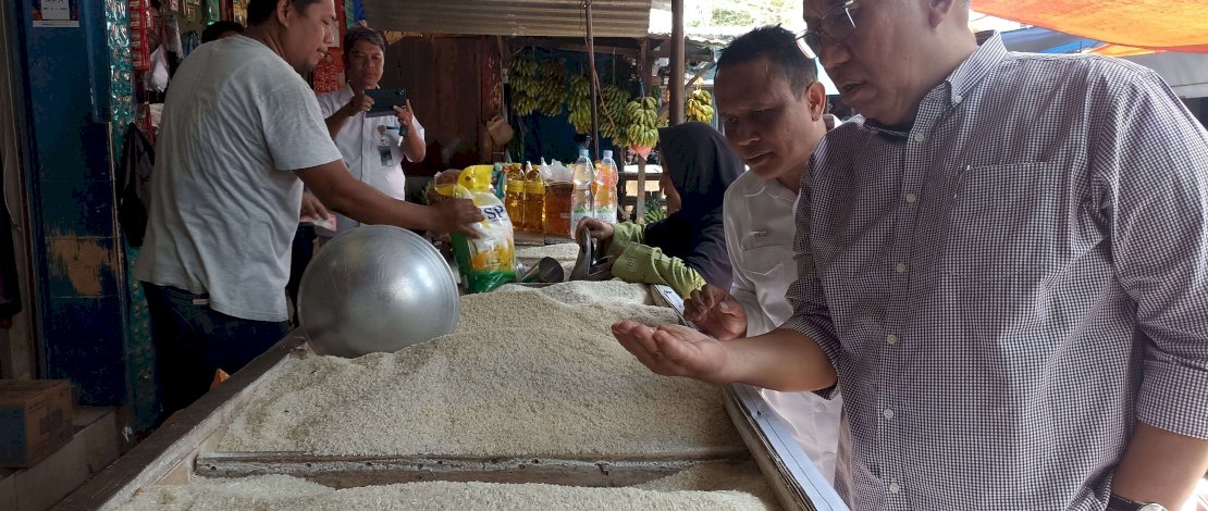 Direktur Utama Perum Bulog, Bayu Krisnamurthi, mengunjungi Pasar Pa'baeng Baeng Makassar, Selasa, 30 Juli 2024.