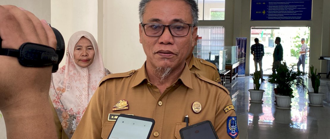 Kepala SMKN 5 Makassar, Amar Bachti. Kepala SMKN 5 Makassar, Amar Bachti.