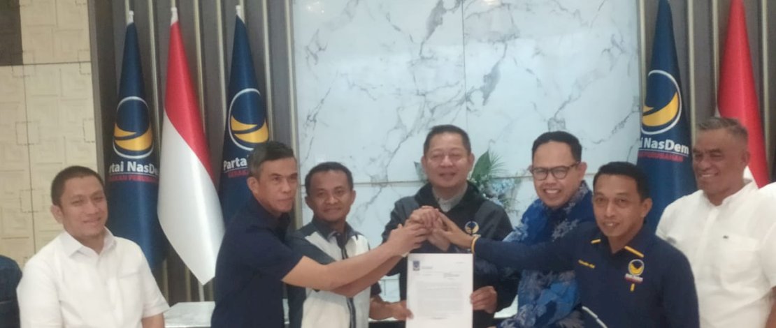 Ketua NasDem Sulsel Rusdi Masse saat menyerahkan rekomendasi usungan kepada Andi Asman Sulaiman-Akmal Pasluddin di Pilkada Bone.