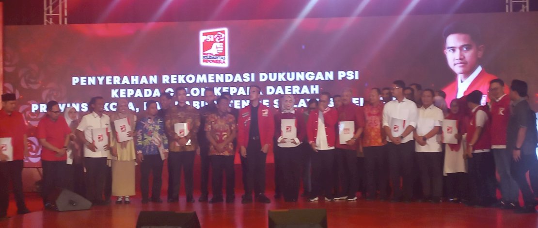 Ketum PSI Kaesang Pangarep bersama 20 Cakada yang mendapatkan rekomendasi dukungan. Ketum PSI Kaesang Pangarep bersama 20 Cakada yang mendapatkan rekomendasi dukungan.