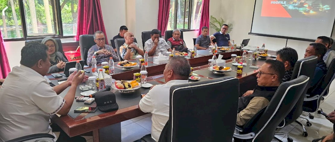 Penjabat Gubernur Provinsi Sulawesi Barat, Bahtiar Baharuddin, bersama jajaran, yang melakukan studi inovasi di Huadi Group, Bantaeng, Kamis, 1 Agustus 2024.