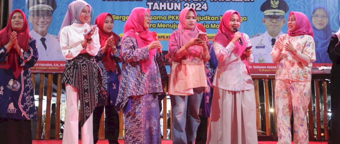 Pj Ketua TP PKK Kabupaten Takalar, Sri Astuti Thamrin, turut hadir dalam acara malam ramah tamah yang merupakan bagian dari rangkaian kegiatan Jambore Kader TP PKK Tingkat Kabupaten Takalar, di Lapangan Bontomangape, Kecamatan Galesong, Sabtu malam, 3 Agustus 2024.