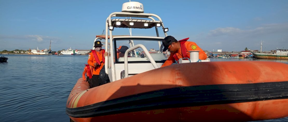 Tm SAR melakukan pencarian kapal tenggelam di Perairan Pulau Sanrobengi, Kabupatn Takalar. (IST) Tm SAR melakukan pencarian kapal tenggelam di Perairan Pulau Sanrobengi, Kabupatn Takalar. (IST)