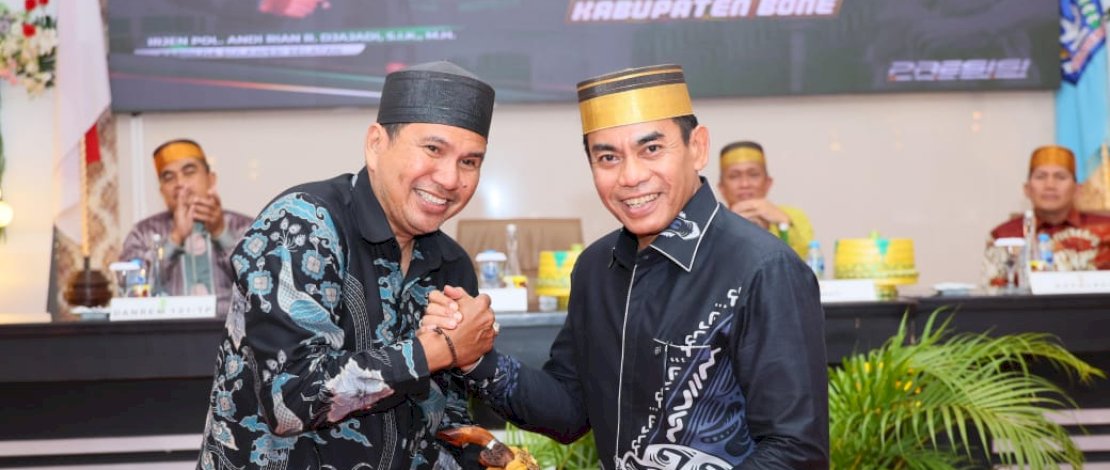Irjen Pol Andi Rian R Djajadi diberi gelar adat dari keluarga besarnya di Kabupaten Bone. Irjen Pol Andi Rian R Djajadi diberi gelar adat dari keluarga besarnya di Kabupaten Bone.
