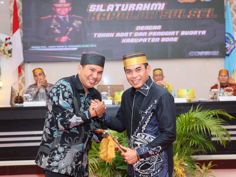 Kapolda Andi Rian R Djajadi Diberi Gelar Adat Lamattuju Petta Jala