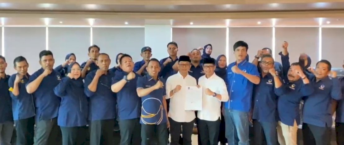 Sekretaris DPW NasDem Sulsel Syaharuddin Alrif menyerahkan rekomendasi usungan kepada Suwardi-Selle untuk Pilkada Soppeng. (Capture)