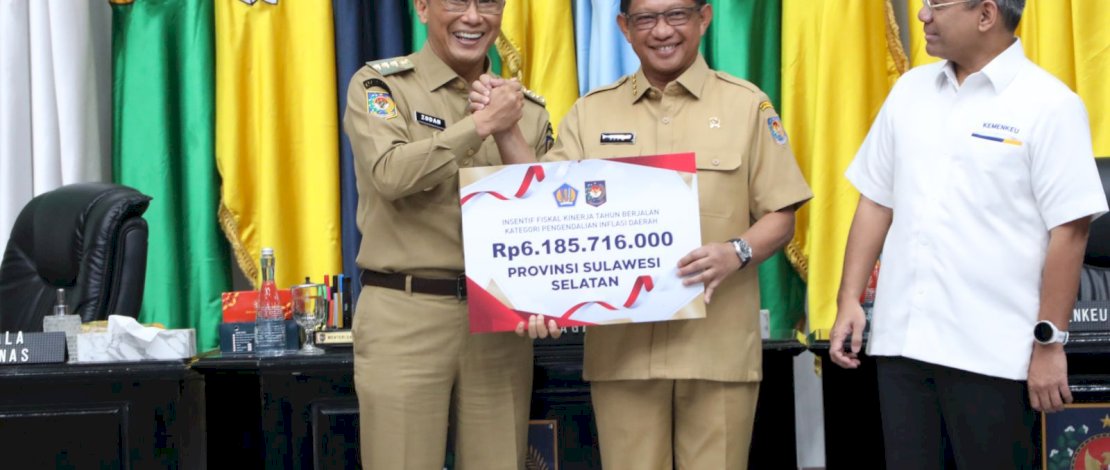 Menteri Dalam Negeri Tito Karnavian menyerahkan penghargaan kepada Penjabat Gubernur Sulsel Prof Zudan Arif Fakrulloh, di Ruang Sasana Bhakti Praja, Gedung C Lantai 3, Kemendagri, Jakarta Pusat, Senin, 5 Agustus 2024.