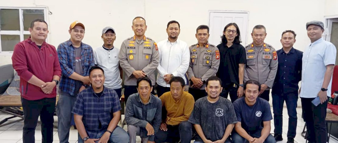 Pewarta Foto Indonesia (PFI) Makassar menggelar pertemuan silaturahmi dengan Kapolrestabes Makassar, Kombes Pol Dr. Mokhamad Ngajib, SIK, MH. Pertemuan yang penuh kehangatan ini berlangsung di sebuah kafe di Jalan Andi Jemma, Kota Makassar.