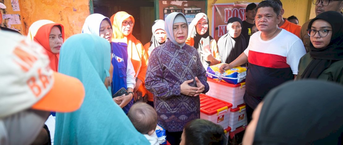 Ketua TP PKK Makassar Indira Yusuf Ismail saat menemui krban kebakaran di Maccini Gusung. (IST)