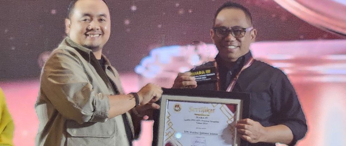 KPU Sulsel meraih penghargaan Terbaik ke-3 kategori PPID Terupdate, dalam Penganugerahan Parhumas Tahun 2024, Senin, 5 Agustus 2024, di Hotel Sava Surabaya.