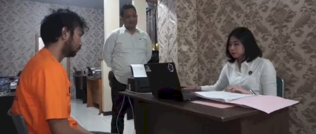 Pelaku kekerasan terhadap anak di bawah umur, AS diperiksa penyidik Satreskrim Polrestabes Makassar. (capture video)