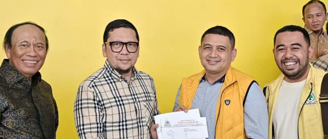 Wakil Ketua DPP Partai Golkar Ahmad Doli Kurnia saat menyerahkan rekomendasi usungan di Pilwalkot Makassar kepada Munafri Arifuddin. (IST) 