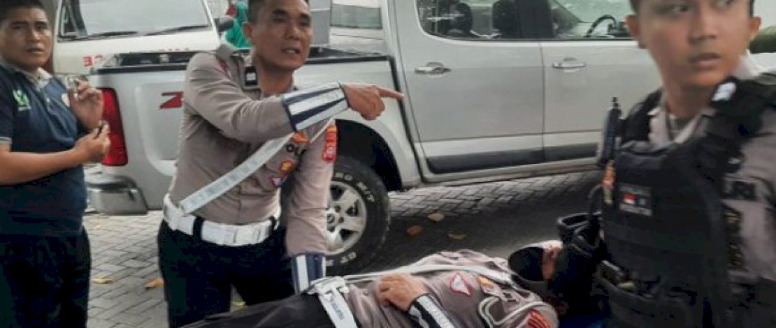 Anggota Ditlantas Polda Sulsel Aipda Sunandar ditabrak pengendara mobil di Jalan AP Pettarani Makassar. (IST) Anggota Ditlantas Polda Sulsel Aipda Sunandar ditabrak pengendara mobil di Jalan AP Pettarani Makassar. (IST)