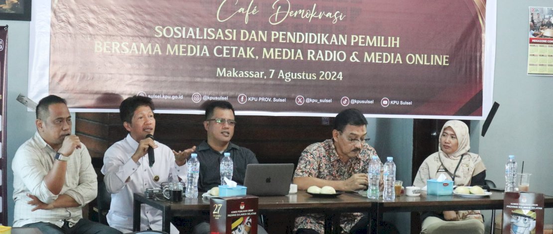 KPU Sulsel bersama Bawaslu menggelar sosialisasi pendidikan pemilih di Warkop Megazone Makassar. KPU Sulsel bersama Bawaslu menggelar sosialisasi pendidikan pemilih di Warkop Megazone Makassar.