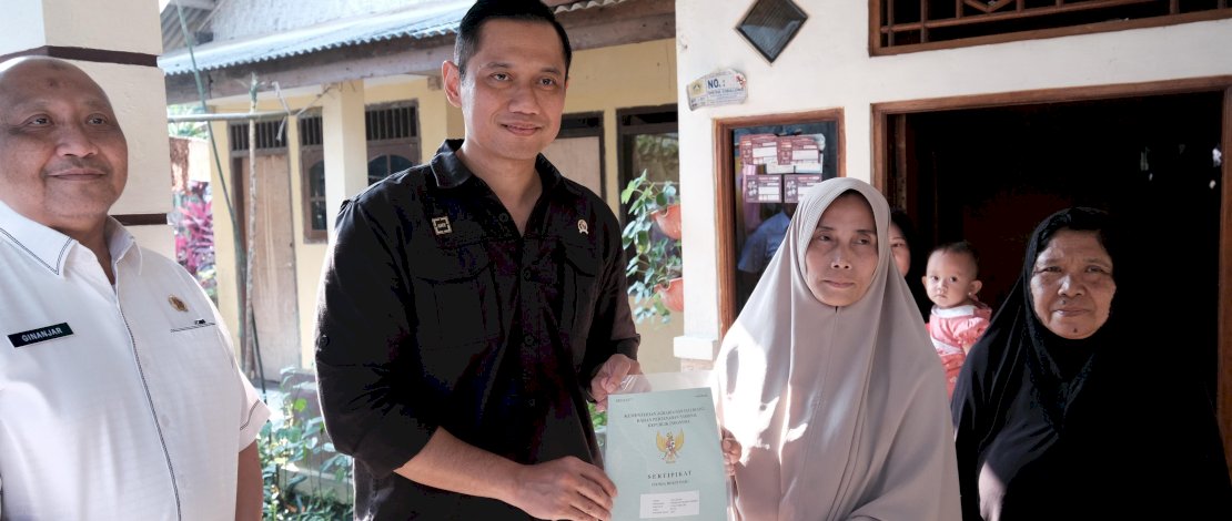 Menteri ATR/BPN Agus Harimurti Yudhoyono saat menyerahkan sertipikat hasil program PTSL ke warga Desa Cibalung, Kabupaten Bogor. (IST) Menteri ATR/BPN Agus Harimurti Yudhoyono saat menyerahkan sertipikat hasil program PTSL ke warga Desa Cibalung, Kabupaten Bogor. (IST)