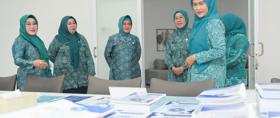 Ketua TP PKK Kota Makassar, Indira Yusuf Ismail, menerima kunjungan Pj Ketua TP PKK Provinsi Sulawesi Selatan, Ninuk Triyanti Zudan, beserta rombongan di Kantor PKK Kota Makassar, Rabu (7/8/2024).