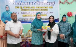 PKK Goes to School di SMAN 14 Makassar, Ninuk Zudan Serahkan Bantuan dan Edukasi Pelajar