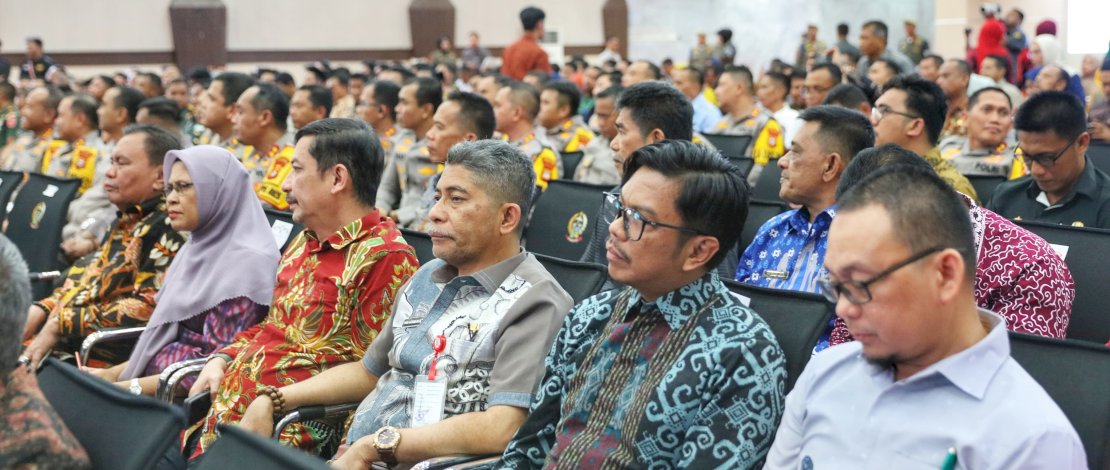 Penjabat Sekda Makassar, Firman Hamid Pagarra, menghadiri Rapat Koordinasi (Rakor) dalam rangka deteksi dini potensi Ancaman, Tantangan, Hambatan dan Gangguan (ATHG) terhadap Pelaksanaan Pilkada Serentak Tahun 2024, di Ruang Pola Kantor Gubernur Sulsel, Kamis, 8 Juli 2024.

