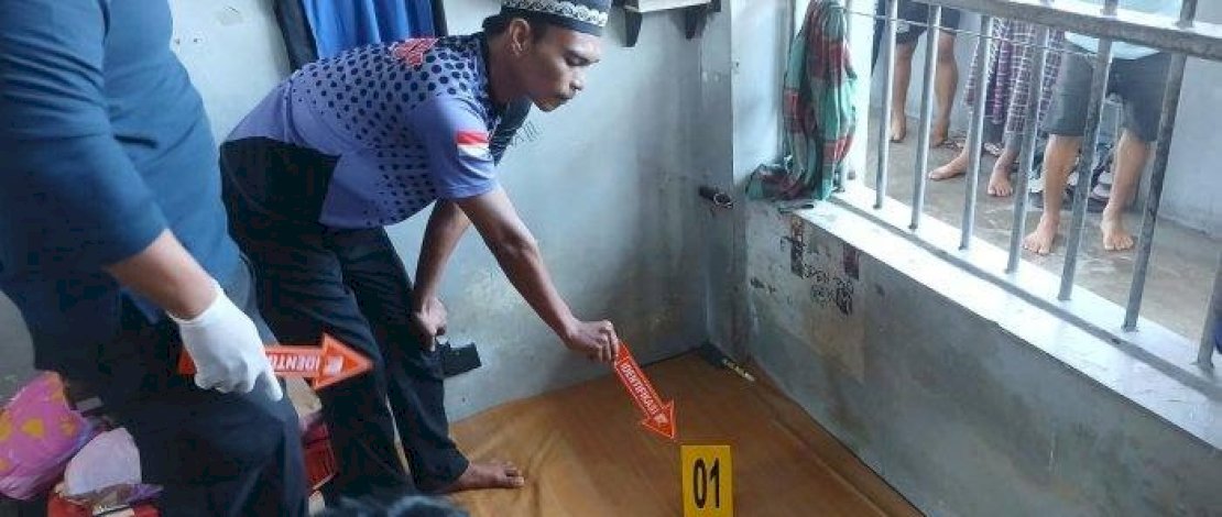 Polisi melakukan olah TKP meninggalnya narapidana kasus narkoba di Rutan Mamuju. (IST)
