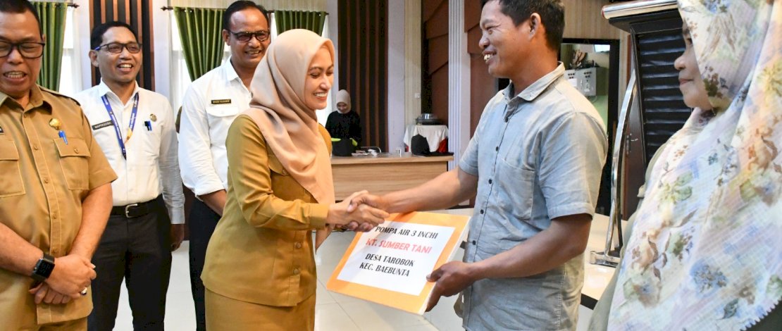 Bupati Luwu Utara, Indah Putri Indriani, menyerahkan bantuan 106 unit Alat Mesin Pertanian (Alsintan) Tahun Anggaran&nbsp;&nbsp;2024 kepada 10 Kecamatan yang ada di Luwu Utara, Rabu, 6 Agustus 2024.