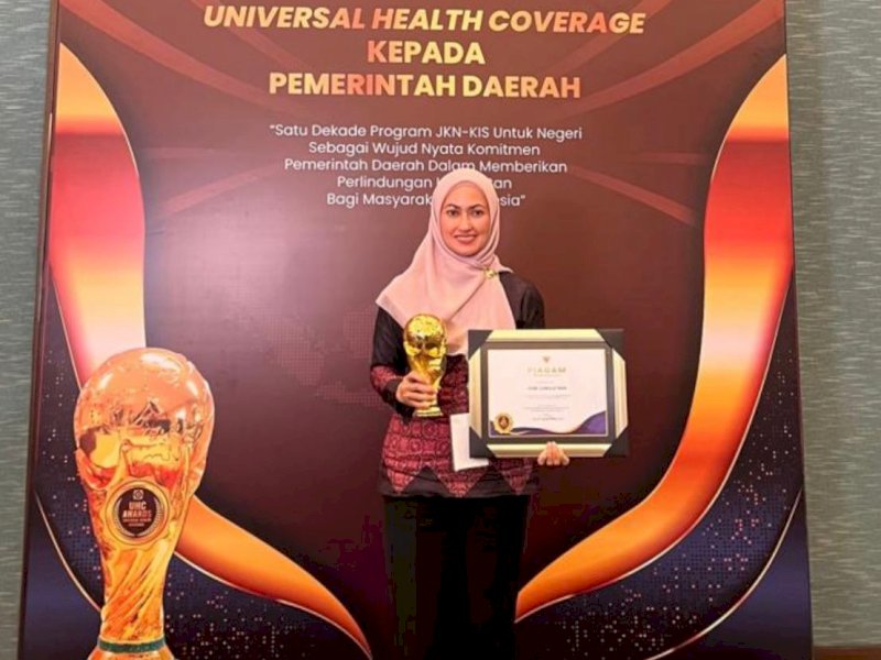 Bupati Luwu Utara Terima Penghargaan Universal Health Coverage  