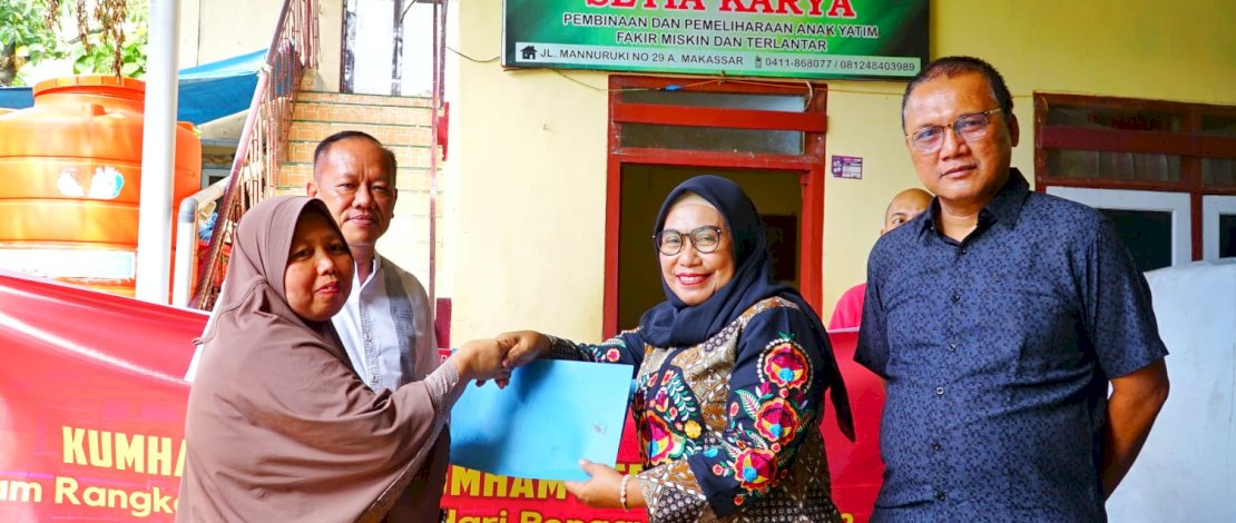 Plt Kepala Kantor Wilayah Kemenkumham Sulsel Indah Rahayuningsih saat menyerahkan bantuan sembako di panti asuhan. (IST) Plt Kepala Kantor Wilayah Kemenkumham Sulsel Indah Rahayuningsih saat menyerahkan bantuan sembako di panti asuhan. (IST)