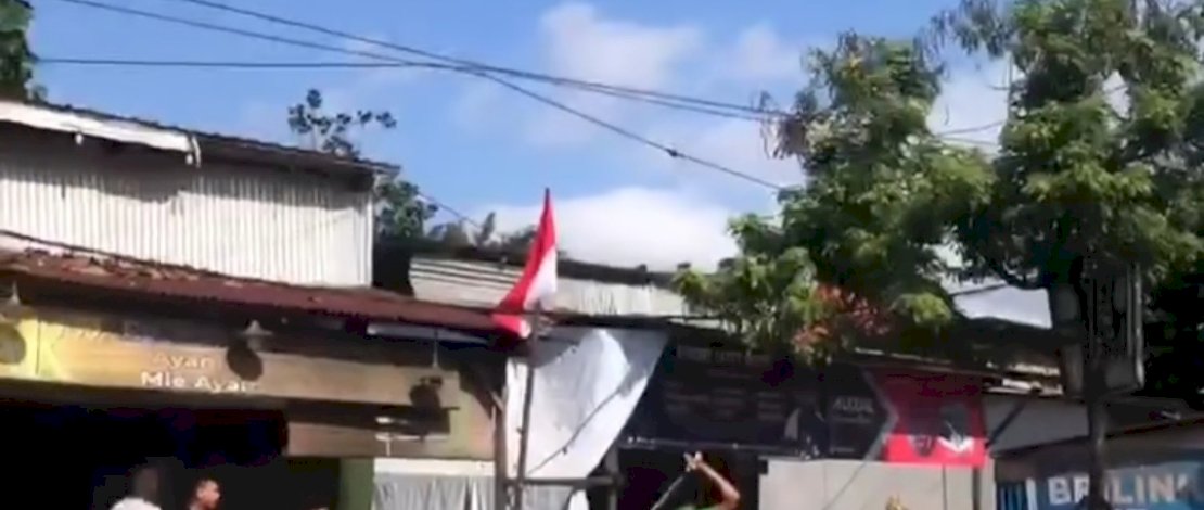Detik-detik tukang cukur di Morowali menganiaya pelanggannya. (Capture)