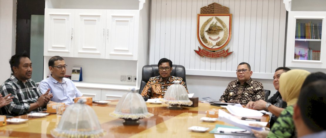 Pj Sekda Makassar Firman Pagarra saat menerima kunjungan Pj Wali Kota Palembang. (IST)