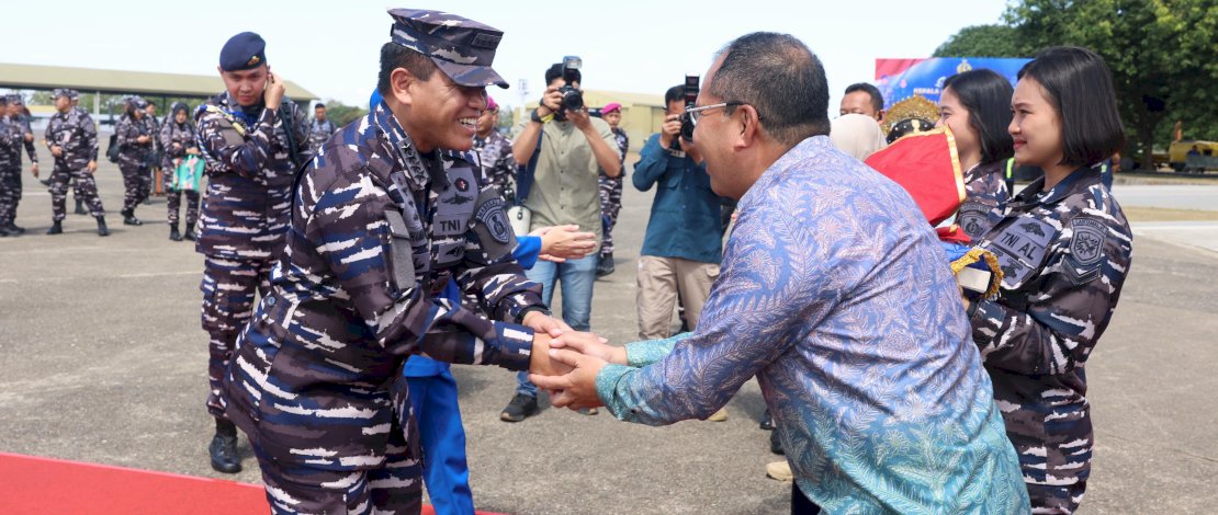 Danny Pomanto dan Indira Yusuf Ismail Sambut Kedatangan KSAL di Makassar 