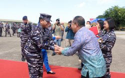 Danny Pomanto dan Indira Yusuf Ismail Sambut Kedatangan KSAL di Makassar 