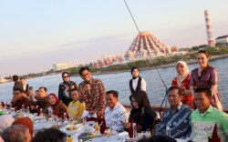 PJ Sekda Makassar Sambut Peserta KIM Fest 2024 dengan Sailing dan Dinner di Atas Phinisi
