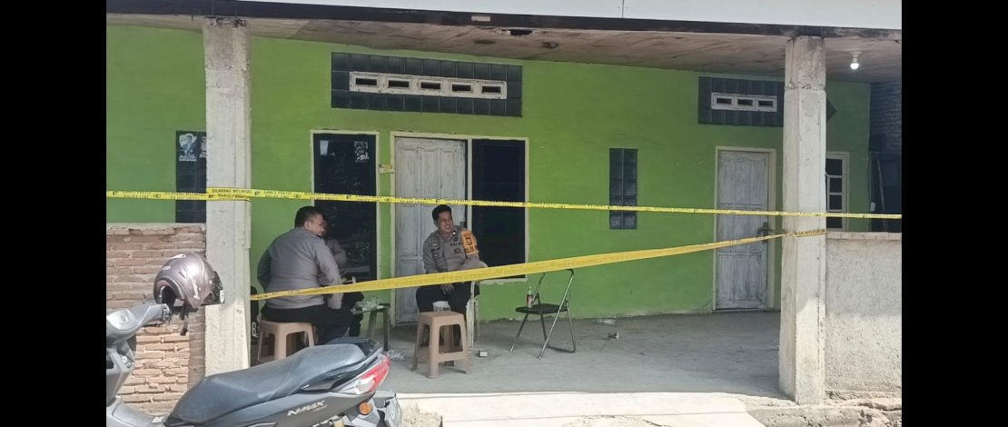 Polisi memasang police line rumah kontrakan tempat ditemukannya mayat dalam koper. ( Polisi memasang police line rumah kontrakan tempat ditemukannya mayat dalam koper. (