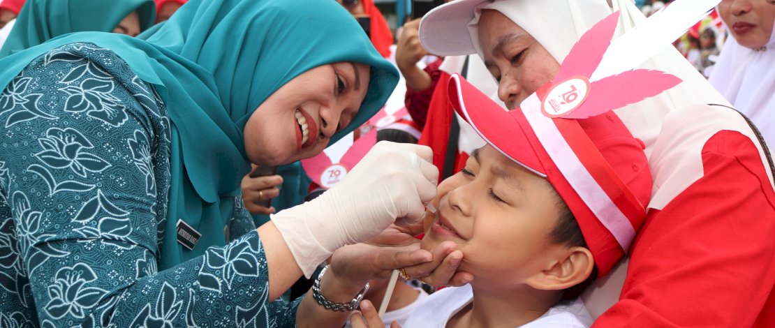 Tim Penggerak PKK Kabupaten Kepulauan Selayar bersama-sama dengan Dinas Kesehatan kembali melakukan vaksin polio dosis II terhadap anak usia dibawah 8 tahun dengan menyasar anak Taman Kanak-Kanak, yang berlangsung di Taman Pelangi Benteng Selayar, Senin, 12 Agustus 2024. Tim Penggerak PKK Kabupaten Kepulauan Selayar bersama-sama dengan Dinas Kesehatan kembali melakukan vaksin polio dosis II terhadap anak usia dibawah 8 tahun dengan menyasar anak Taman Kanak-Kanak, yang berlangsung di Taman Pelangi Benteng Selayar, Senin, 12 Agustus 2024.