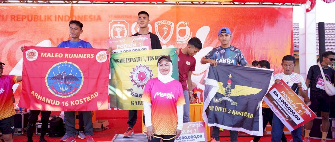 Bupati Luwu Utara, Indah Putri Indriani, saat menyerahkan hadiah kepada para juara Masamba Run #IndahnyaBerlari