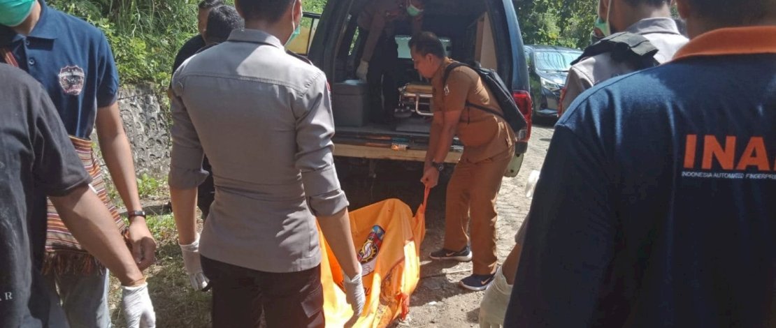 Polisi mengevakuasi jasad Pendeta Suhardi Ara usai ditemukan gantung diri di Hutan Jati. (IST)