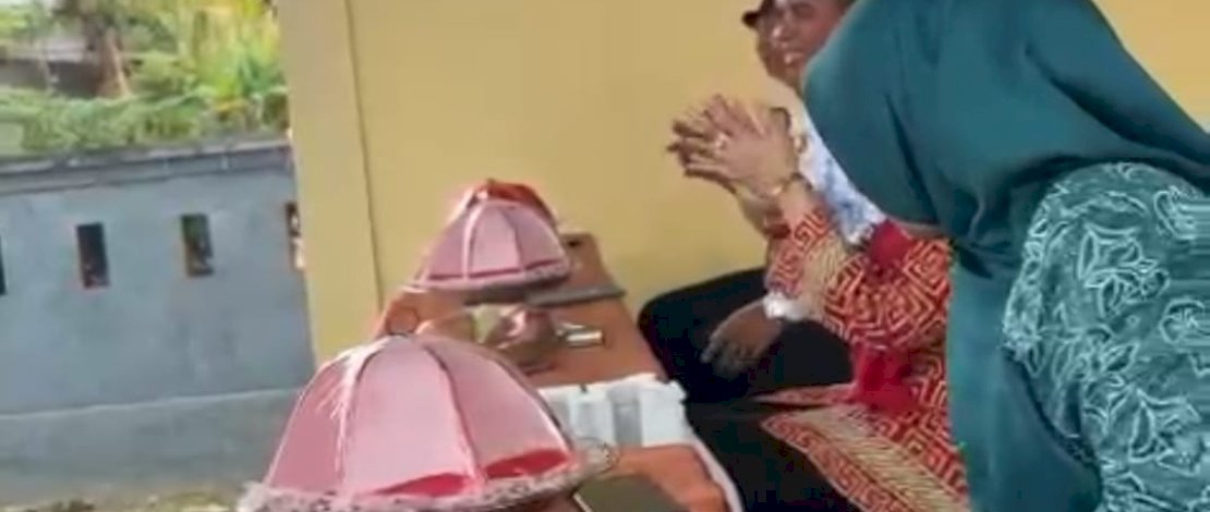Capture video pernyataan Sarkawi Hamid di hadapan warga Bone Pute, yang viral di sosial media. Capture video pernyataan Sarkawi Hamid di hadapan warga Bone Pute, yang viral di sosial media.