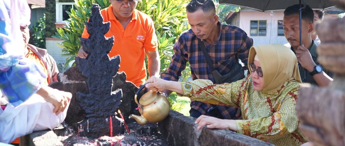 Ketua TP PKK Kota Makassar, Indira Yusuf Ismail, turut hadir dalam upacara adat Ritual Makam Timungang Lompoa yang digelar di Kecamatan Tallo, pada Selasa, 13 Agustus 2024.